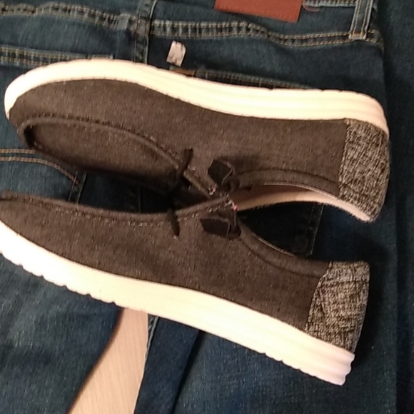 Canvas Shoes - Picture 5 of 10